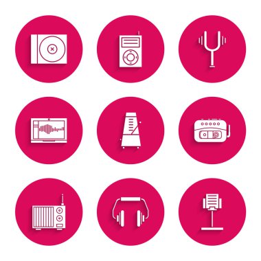 Metronome 'u hareket halindeki sarkacıyla ayarla Müzik standı teyp teybi radyo anten sesi veya ses kaydedici dizüstü bilgisayar müzikal ayar çatalı ve CD DVD disk simgesi. Vektör.