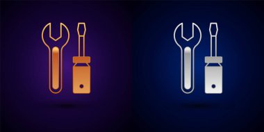 Siyah arkaplanda altın ve gümüş tornavida ve anahtar anahtarı simgesi var. Servis aracı sembolü. Vektör.