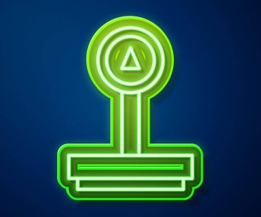 Parlayan neon çizgi Ölçek simgesi mavi arkaplanda izole edildi. Lojistik ve teslimat. Dağıtım paketinin ağırlığı bir ölçekte. Vektör.