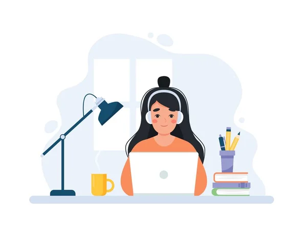 Mulher trabalhando com computador, home office, estudante ou freelancer. Atendimento ao cliente, call center e suporte. Ilustração vetorial conceito bonito em estilo plano — Vetor de Stock