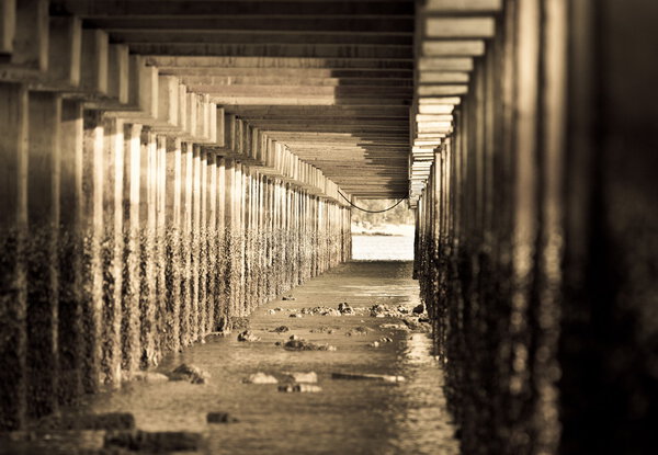 Under the pier to sea
