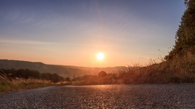 sabah güneşin altında küçük bir yol, güzel resim çekim trekking iz Bavyera, Almanya