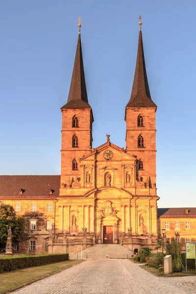Imagen del Michaelsberg al atardecer en la ciudad de Bamberg, patrimonio de la cultura mundial, tomada a principios de agosto en una cálida noche —  Fotos de Stock