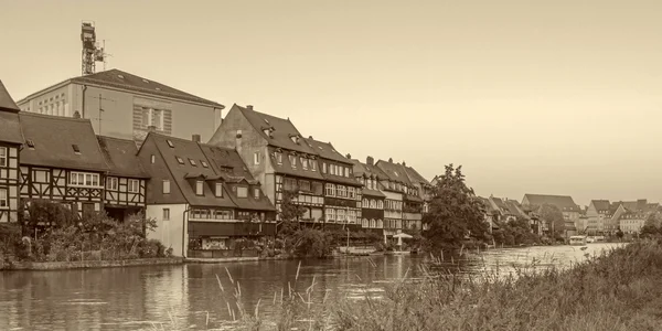 Foto en blanco y negro del hito histórico de Bamberg "Pequeña Venecia". La foto fue tomada a principios de agosto bajo el sol de la tarde. Ubicación es la ciudad patrimonio de la cultura mundial de Bamberg en Baviera —  Fotos de Stock