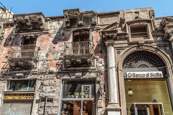 Palermo, Sicilya İtalya 26 Haziran 2013 banka bir kenara çürük 26 Haziran 2013 palermo iç şehir bina Sicilya. Euro ve mali kriz Güney Avrupa sert vurur — Stok fotoğraf