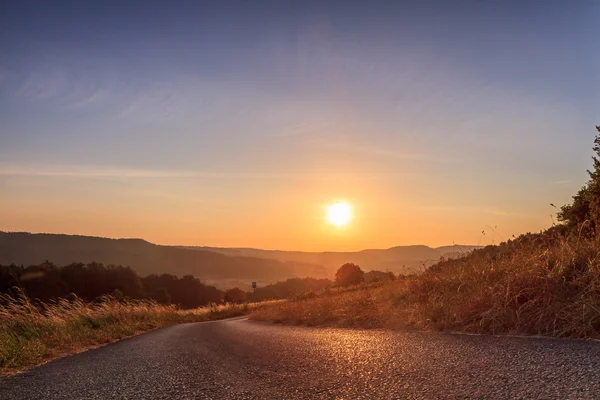 Sabah güneşin altında küçük bir yol, güzel resim çekim trekking iz Bavyera, Almanya — Stok fotoğraf