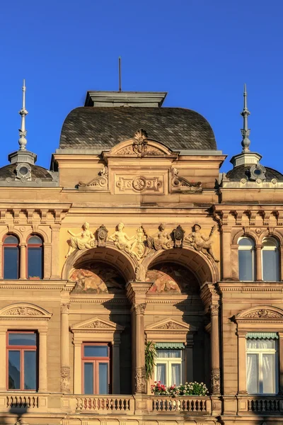 Nieuwe en oude restauratie van een oud gebouw in bamberg, oberfranken Duitsland — Stockfoto