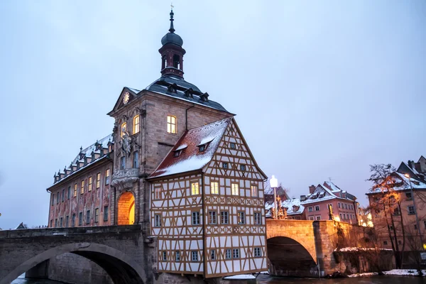 Bamberg Gammalt stadshus i vinter med bridge — Stockfoto