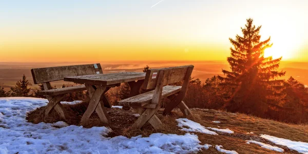 Zonsondergang in de winter: begin maart winter landschap foto in Beieren, Duitsland — Stockfoto