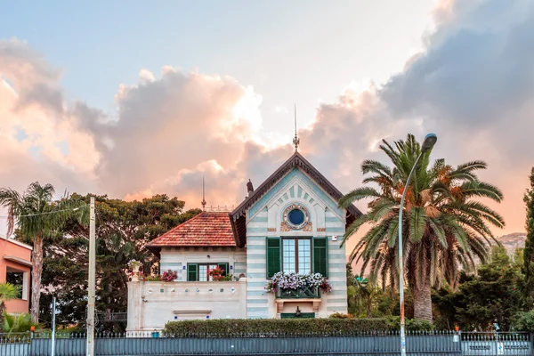 Art Nouveau eller Liberty Stile villa bygning fra begyndelsen af det 20. århundrede ved solnedgang i Mondello nær Palermo, Sicilien i Italien - Stock-foto