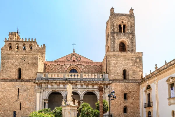 Berömda katedralen i monreale på Sicilien, Italien — Stockfoto