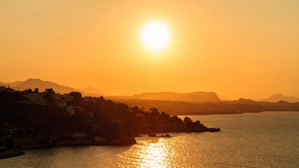 Puesta de sol sobre la bahía de media luna de Sicilia — Foto de Stock