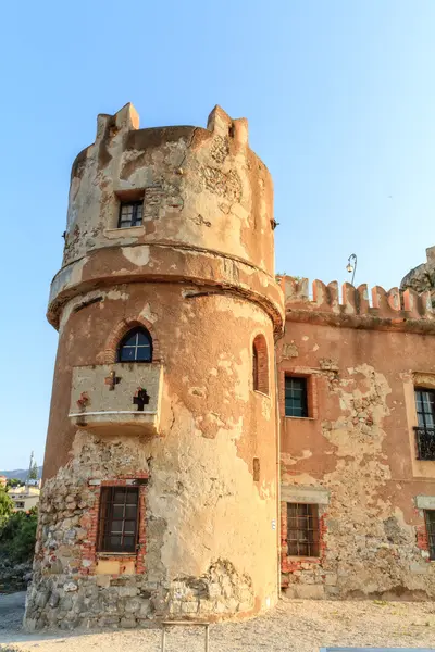 Ruiny zamku średniowiecznego wybrzeża Sycylii — Zdjęcie stockowe