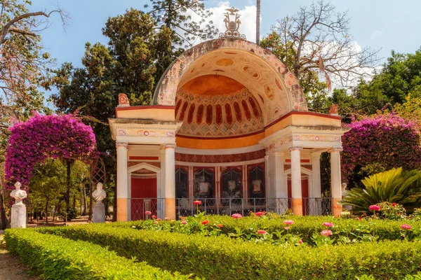 Çiçek açan çiçekler ve çalılar palermo şehir parkı ile köşk — Stok fotoğraf