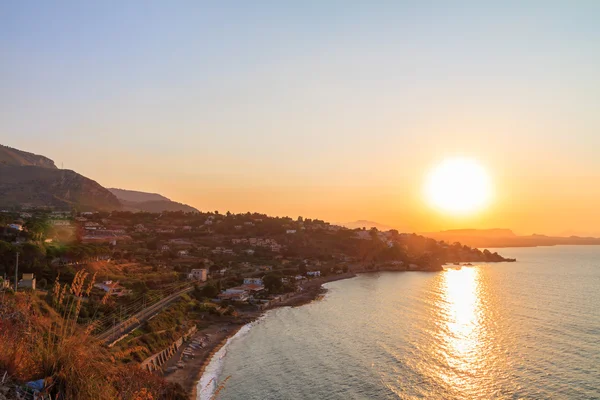 Puesta de sol sobre la bahía de media luna de Sicilia — Foto de Stock