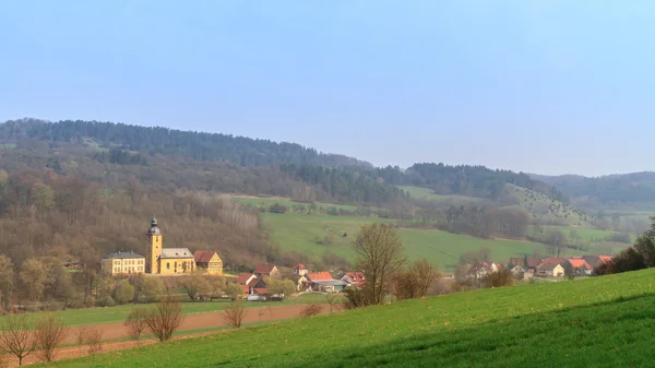 Hıristiyan Kilisesi 2013 erken baharda Kuzey Bavyera kırsalında, Nisan ayında vurdu — Stok fotoğraf