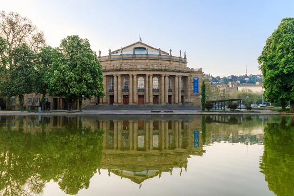 Stuttgart opera in het nieuwe paleis park met weerspiegeling in het water — Stockfoto