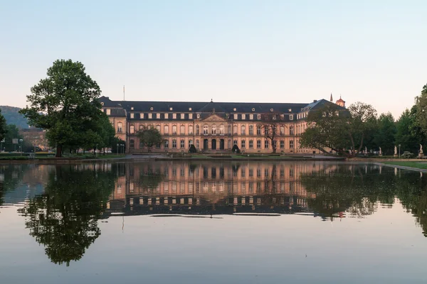 Штутгартский дворец утром с размышлениями о воде в Баден-Вюртемберге, Германия — стоковое фото