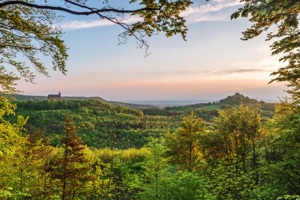 Giechburg slott och guegel kapell i mai i övreFranconia under solnedgången — Stockfoto