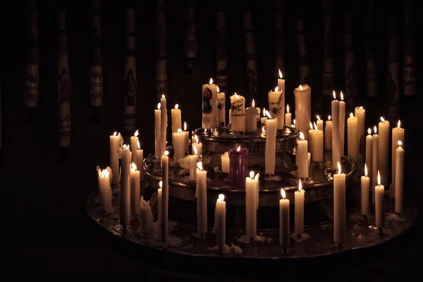 Kaarsen in een kerk — Stockfoto