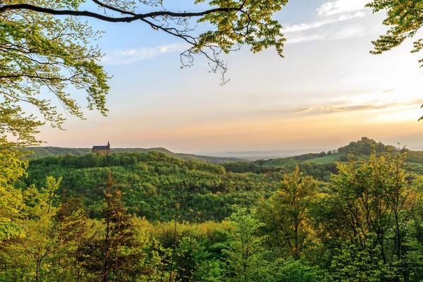 Giechburg Kalesi ve gün batımı sırasında üst franconia mai guegel kilisede — Stok fotoğraf