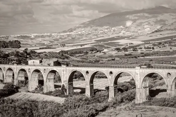Stary zabytkowy akwedukt jak dróg kolejowych na Sycylii, w pobliżu palermo — Zdjęcie stockowe