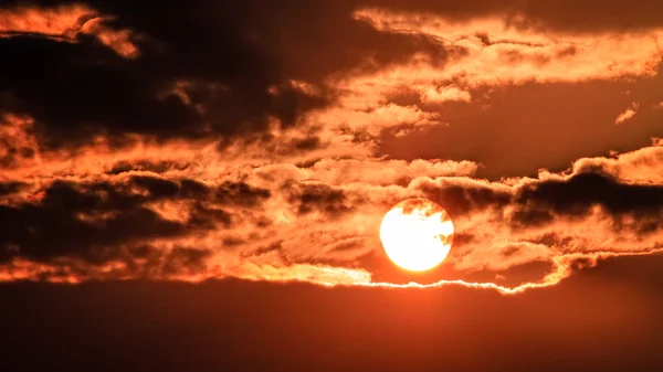 Dramatyczny zachód słońca za chmury — Zdjęcie stockowe