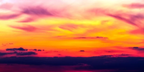 Удивительный красный живописный закат — стоковое фото