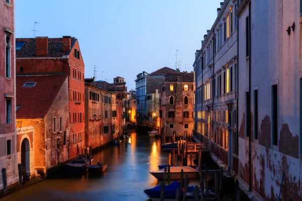 Kanäle von Venedig bei Nacht — Stockfoto