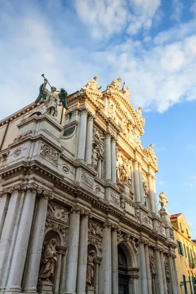 Kyrkans tempel fasad i Venedig — Stockfoto