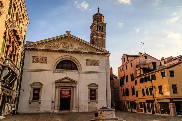 Kerk tempel gevel in Venetië — Stockfoto