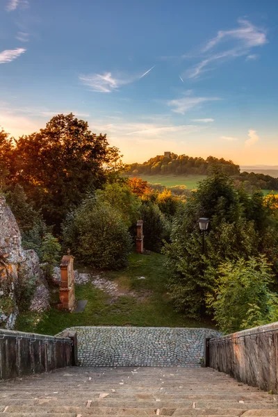 Zeckendorf, bayern deutschland - september 2013 sonnenuntergangsaufnahme von der berühmten bergkapelle guegel am september 2013 bei zeckendorf in bayern, deutschland — Stockfoto