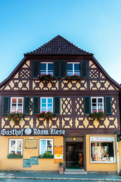 BAD STAFFELSTEIN, BAVARIA GERMANY - OCTOBER 01 2013 Half Timbered Tavern of Adam Riese on OCTOBER 01 2013 in Bad Staffelstein in Germany — Stok Foto