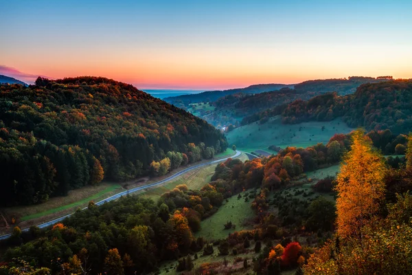 Idylliska hösten landskapet med färgstarka gyllene apelsinträd nära en härlig landsväg i steniga jura bergen i Bayern, Tyskland. solnedgång i höst med en underbar klar himmel i landsbygden. — Stockfoto