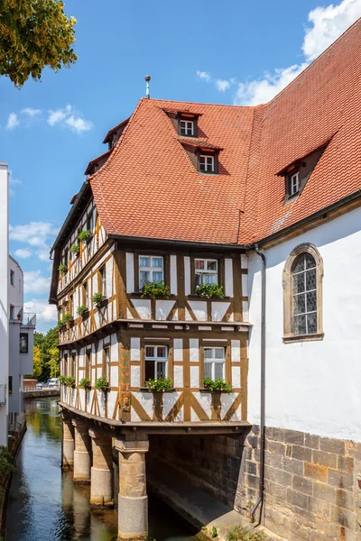 Halvan timrade huset på en flod i forchheim — Stockfoto