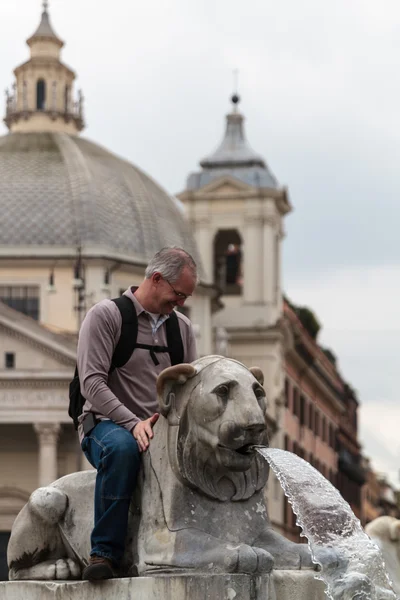 Aslan üzerinde turist — Stok fotoğraf