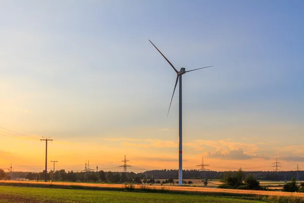 Centrale eolica in un campo al tramonto — Foto Stock