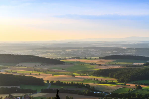 Gröna sommar solnedgång landskapet — Stockfoto