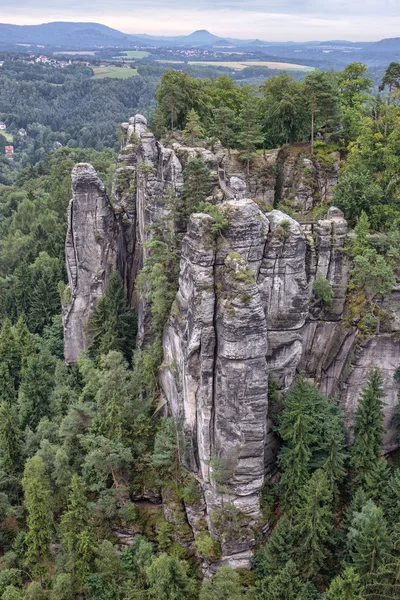 Formación de rocas suizas sajonas cerca de Dresde — Foto de Stock