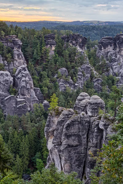 Formación de rocas suizas sajonas cerca de Dresde — Foto de Stock