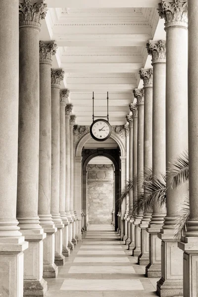 Kolommen in historische gebouwen in karlovy vary, carlsbad — Stockfoto