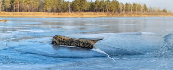 Kámen připoutaný v oblasti ices. — Stock fotografie