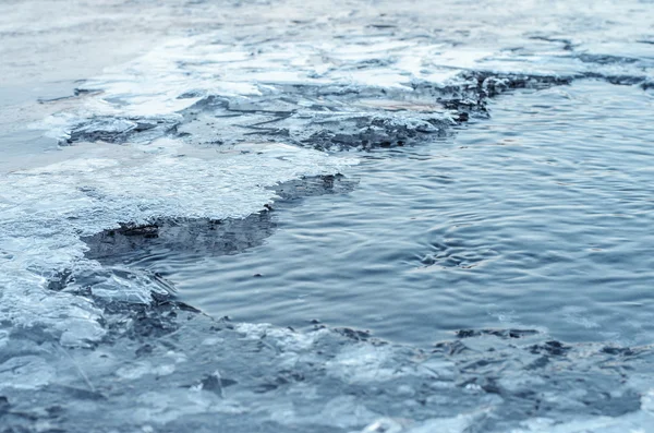 Eis auf dem Fluss. — Stockfoto