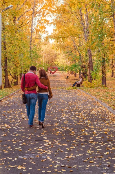 Loving couple in autumn park. — Stock Photo, Image