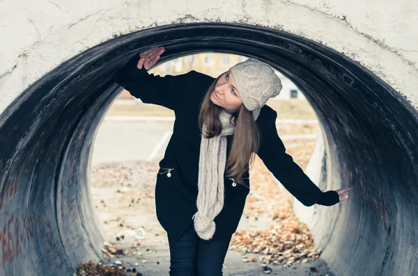 La chica en un túnel . —  Fotos de Stock