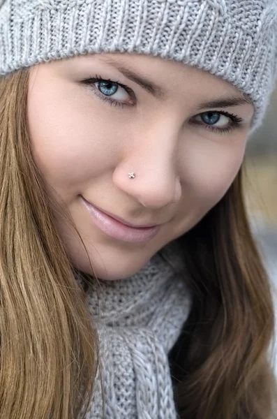 La hermosa chica con piercing . — Foto de Stock