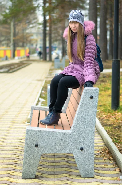 The girl on the bench. — Stock Photo, Image