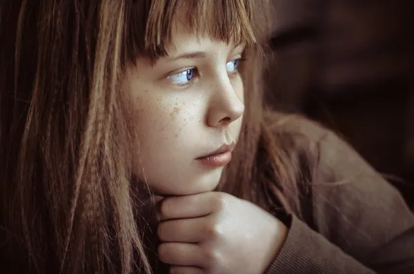 Thoughtful girl. — Stock Photo, Image