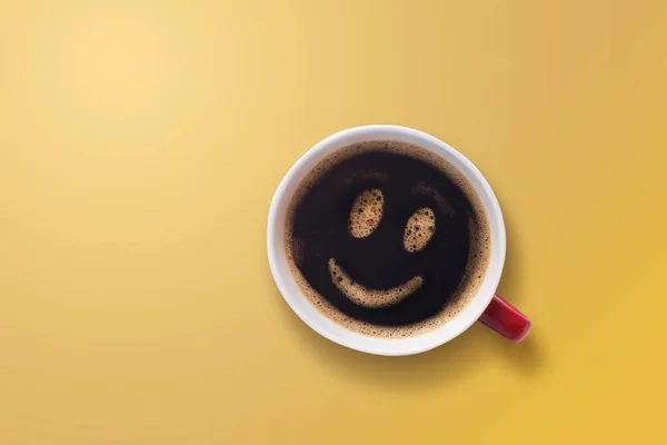 Köpüklü Süt Köpüğü Sarı Arka Planda Bir Fincan Kahvenin Içinde — Stok fotoğraf