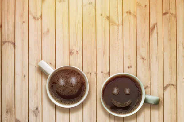 Kaffeetasse Mit Zwei Verschiedenen Gesichtern Auf Einem Holztisch — Stockfoto